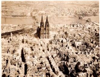 In alto a sinistra: il duomo di Colonia dopo il bombardamento del 1945 da parte americana.