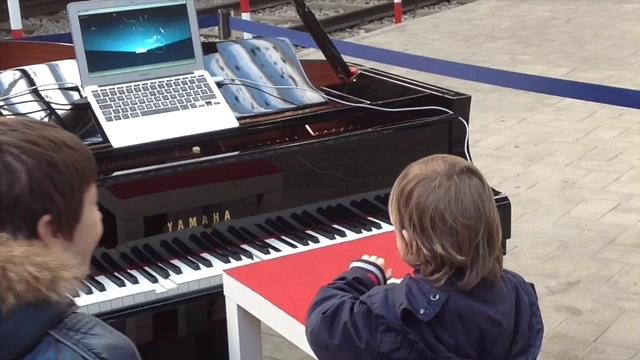 Piano touchless