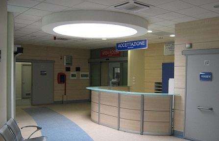 ACCETTAZIONE Ufficio in cui si ricevono richieste di determinate prestazioni e in particolare si svolgono le pratiche per ammettere i malati in ospedale.