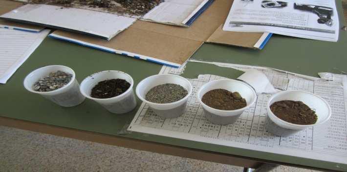 Fig. 2 Analisi dei campioni di terreno con lente d ingrandimento