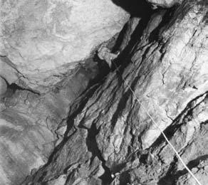15 Morfologia La cavità è caratterizzata da morfologie quasi esclusivamente tettoniche; sono rare le evidenze di erosione e di concrezionamento.