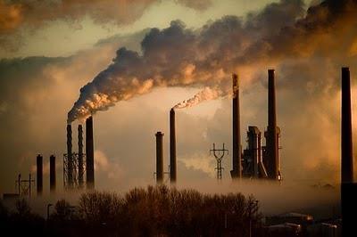 Direttiva 2009/29/CE Politica climatica LIMITAZIONE DELLE EMISSIONI DI GAS SERRA MECCANISMO ETS Al fine di raggiungere l obiettivo fissato a marzo 2007 dal Consiglio EU di riduzione del 20% delle