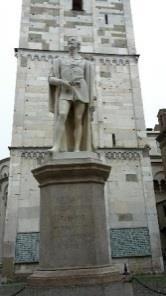 Piazzale san Domenico dove c è una statua in mezzo a un piccolo parcheggio. Girate a destra in via Cesare Battisti. Camminate sotto il portico, attraversate via Taglio.