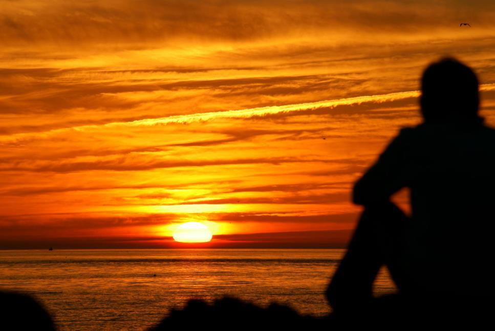 «Se guardo il cielo..» L uomo osserva il mondo Fin dalla sua nascita l uomo si è trovato immerso in un mondo vastissimo che lo affascina e allo stesso tempo lo spaventa.