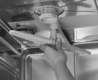 Pulizia dell interno della lavastoviglie: Pulire periodicamente la guarnizione della porta e l interno della porta con un panno umido per rimuovere eventuali residui di cibo.