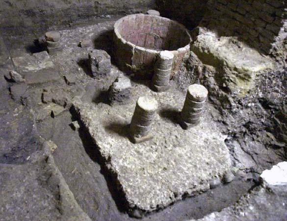La domus di via Finzi Tra il 2005 e il 2007 sono state eseguite due campagne di scavi archeologici al di sotto della Sinagoga di Bologna.