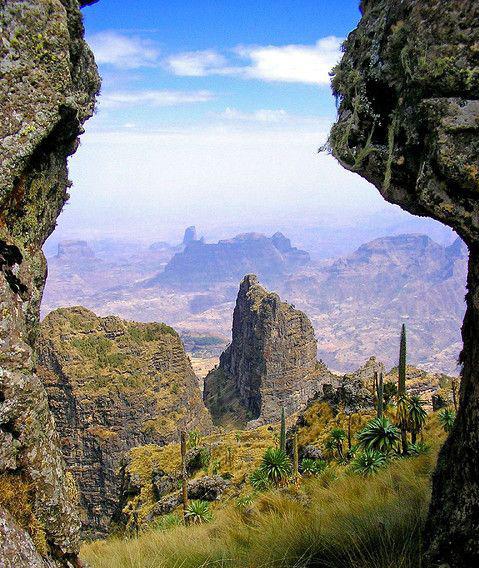 L Acrocoro è diviso nella porzione nordoccidentale e in quella sudorientale dalla Grande Rift Valley, che contiene numerosi laghi salati, come il Turkana.