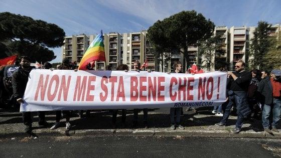 (Il motto di Simone contro la rivolta di Torre Maura) Costituzione italiana. Articolo 3.