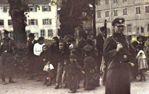 Confinati poi in un settore apposito chiamato il campo delle famiglie zingare, 23.000 tra Rom, Sinti e Lalleri deportati ad Auschwitz.