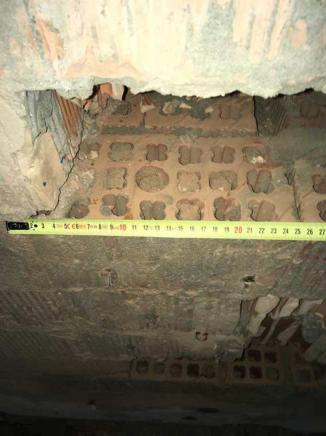 Dai risultati delle prove con martinetti piatti eseguita sulla muratura, è emerso che: la murature indagata è costituita da mattoni semipieni a tre teste di dimensione 25cm x 12cm x 12cm con