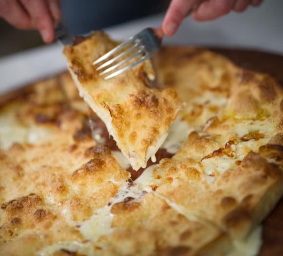 I sapori di mare Cucchiaio con tartare di ricciola al pepe rosa Il tradizionale Cappon magro Insalata di seppie con carciofi Capesante gratinate al radicchio trevigiano Angolo della Focaccia col