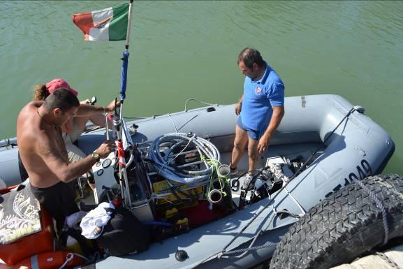 operatore subacqueo porta