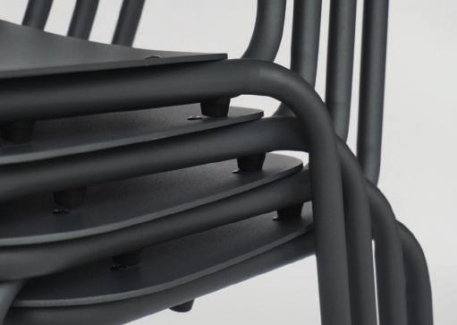 In alluminio e acciaio, la sedia risulta particolarmente leggera quindi facile da spostare e