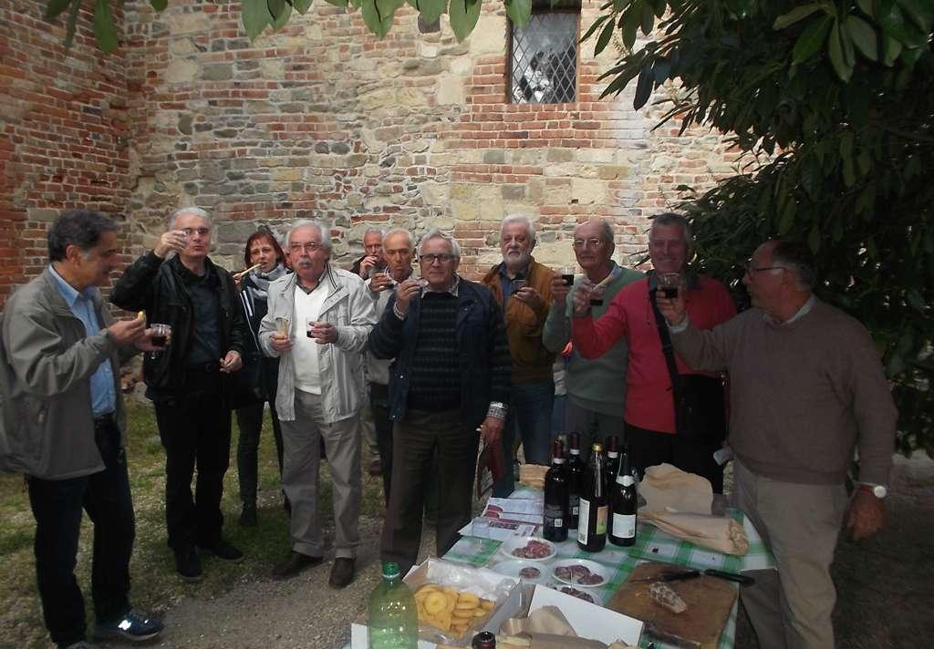 Brindisi nella corte interna della Canonica di Santa Maria di