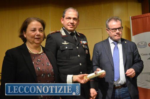 E stato lo stesso sindaco di Monte Marenzo Paola Colombo a consegnare la Pubblica Benemerenza al merito civile al dottor Luca Rota di Monte Marenzo per il gesto di virtù civica con cui ha salvato la