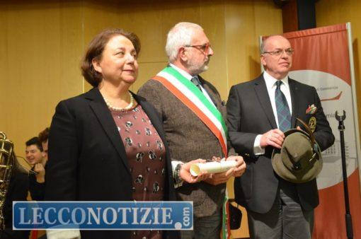 La premiazione di Mariano Spreafico Quindi il vice sindaco di Oggiono Lamberto Lietti ha consegnato il diploma di Cavaliere a Mariano Spreafico di Oggiono.