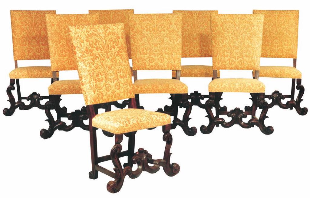 Gruppo di otto sedie Seduta e schienale imbottiti e rivestiti con tessuto Fortuny. Sostegni anteriori mossi in forma di ampie volute.