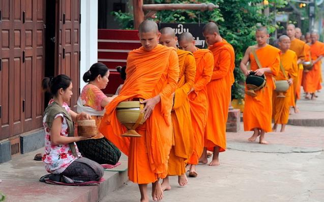 6 giorno: GIOVEDÌ 07 NOVEMBRE 2019 LUANG PRABANG Pensione completa Per i mattinieri, si potrà assistere alla bellissima cerimonia giornaliera di centinaia di monaci vestiti di arancione che camminano