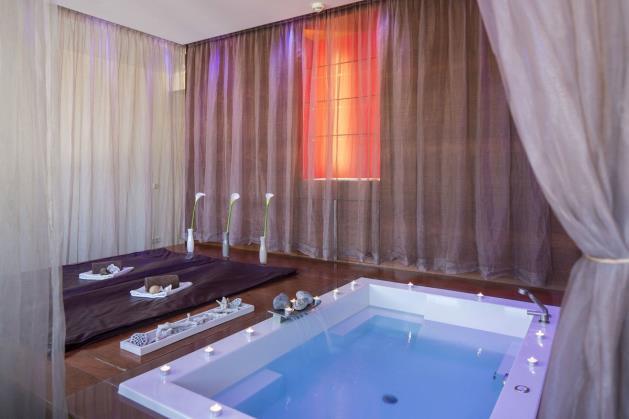 All'interno della meravigliosa Acquapura SPA potrete immergervi in 2.400 m² di relax e benessere.