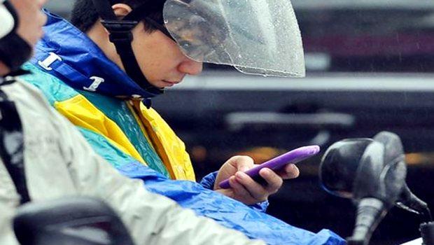 Smartphone e moto: occhio! Aumenta il numero di motociclisti che usa il cellulare in modo pericoloso.