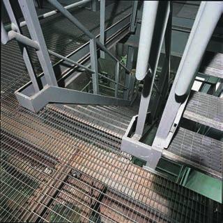 il grigliato inox i gradini in grigliato inox Il grigliato OMAF Inoxline, viene utilizzato per la produzione di gradini, per scale di sicurezza, scale di accesso ad impianti e
