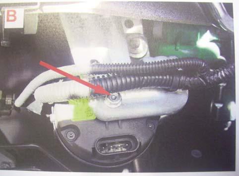 Fissare la sirena allarme sulla staffa del motore tergicristalli nel vano motore lato guida. FOTO B.