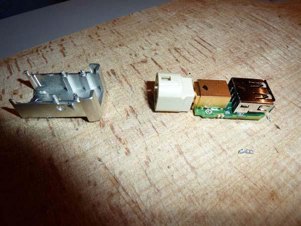 punti. Cominciamo con la separazione del rivestimento metallico(che alla fine riattaccheremo), per fare ciò dobbiamo dissaldare i 4 punti evidenziati dalle frecce.