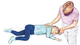 Fase B (azione) Se il bambino sta respirando normalmente o porre il paziente in Posizione Laterale di Sicurezza (da non eseguire nel trauma) o Allertare il 118 se nessuno lo ha già fatto o valutare