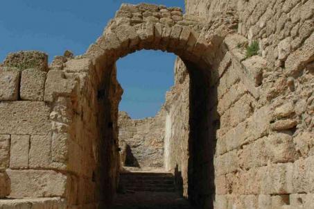 documento storico impressionante sulla lotta tra Ebrei Zeloti e Romani e offrono un panorama del deserto sottostante estremamente suggestivo. Seconda colazione libera.