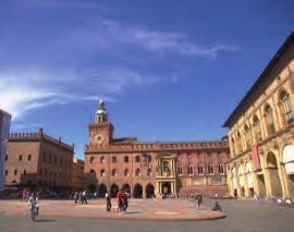 A destra c è il palazzo dei Conservatori e a sinistra il palazzo del Museo Capitolino.