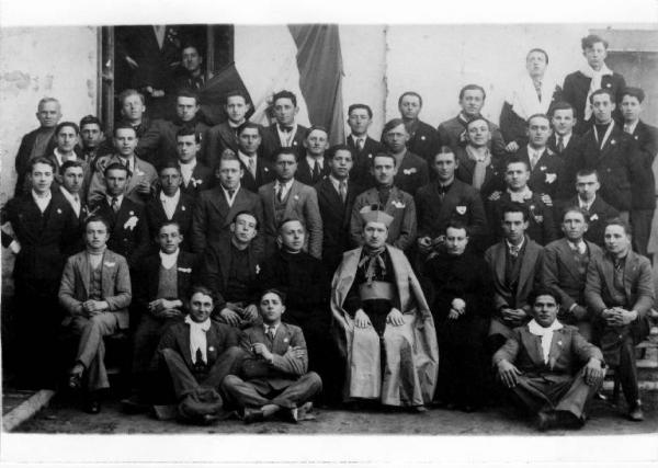 Ritratto di gruppo maschile - Mons. Fulvio Tessaroli con la classe 1913 Non identificato Link risorsa: http://www.lombardiabeniculturali.