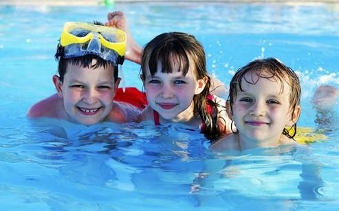 LABORATORIO ACQUATICITA Il progetto nasce per offrire ai bambini la possibilità di avere contatti diretti con l acqua nell ambiente strutturato per eccellenza, la piscina, in modo differente rispetto