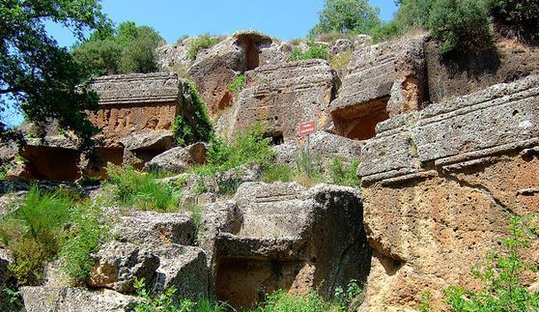 LE CASE ETRUSCHE LE CASE ETRUSCHE ERANO COSTRUITE IN LEGNO E MAT TONI CRUDI.