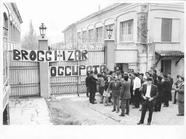 Broggi-Izar. Fabbrica occupata. Lavoratori davanti al cancello della fabbrica - striscione Loconsolo, Silvestre Link risorsa: http://www.