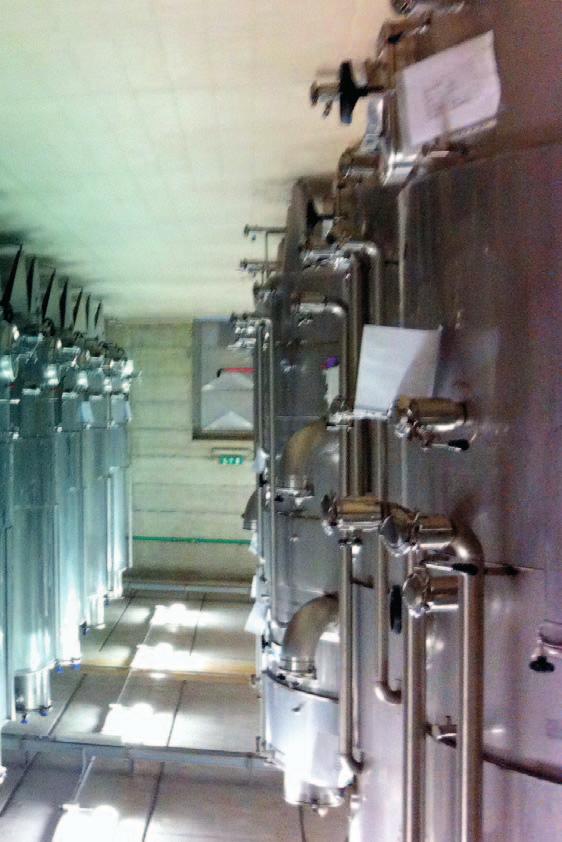 LA CANTINA Lo stabilimento di produzione, dotato delle più moderne tecniche e