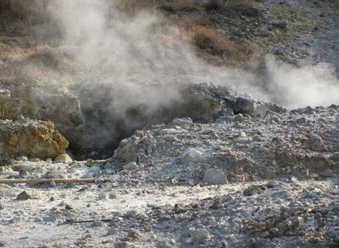 622 L UNIVERSO L area geotermica di Larderello e Travale-Radicondoli, due località distanti circa 15 km tra loro, è caratterizzata da due serbatoi, uno superficiale e uno più profondo con temperature