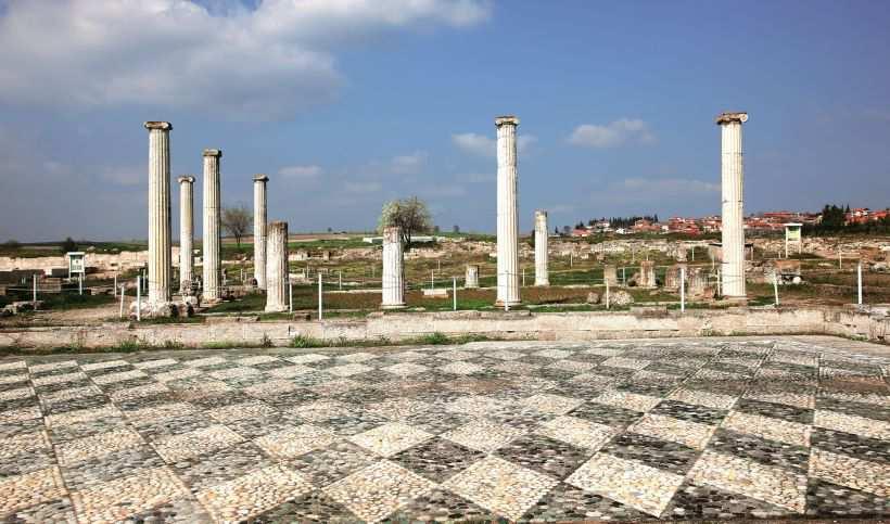 Dipinti della Tomba delle palmette Proseguimento per Pella, una delle capitali antiche della Macedonia, città natale di Alessandro Magno.