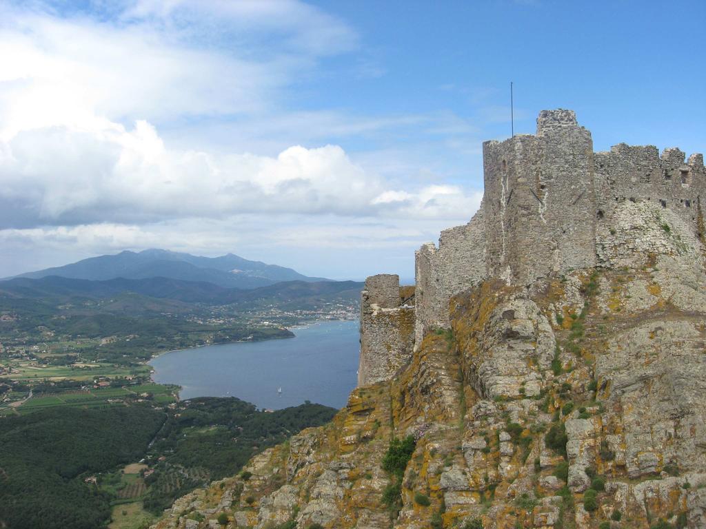 Descrizione della Traversata : GIORNO 1 :Prima tappa da Rio d Elba a Buraccio o a Portoazzurro (4-5 ore). Da Portoferraio il pullman ci condurrà a Rio nell Elba (m.