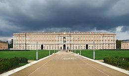 La reggia di caserta è un palazzo reale con un ampio giardino.