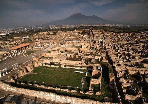 Vicino a Napoli si trovano i resti di due città, Pompei ed Ercolano, che nel primo secolo dopo Cristo, a causa dell' eruzione del Vesuvio, sono state