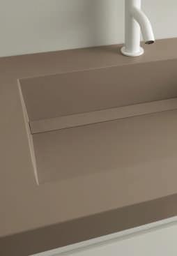 Mensola di 6 cm di spessore disponibile in tre finiture e Solid Surface. Comprende supporti a parete.