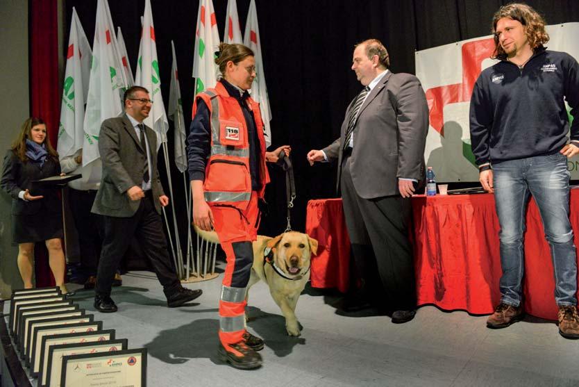 Andrea Bonizzoli, presidente Piemonte, premia l'unità cinofila da soccorso della Croce Verde Nizza Monferrato formata dalla conduttrice Barbara Ronci e dal suo cane Bart campi con la propria