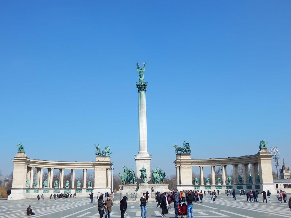 L'area centrale della Piazza degli Eroi ospita il Monumento del Millenario con le statue dei capi delle sette tribù che hanno fondato l'ungheria nel IX secolo e altre statue