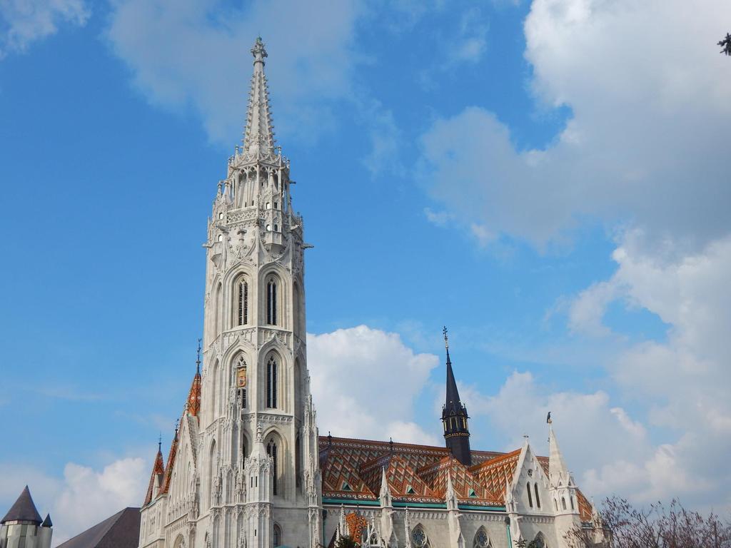 La Chiesa di Mattia si trova al centro della Szentháromság tér (piazza della Santa Trinità).