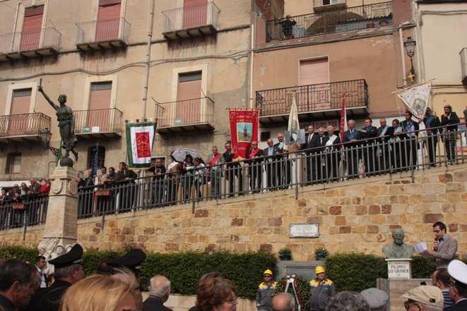 Il corteo arriva a Piazza Monumento Gli studenti