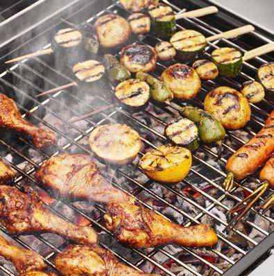 Barbecue a carbonella Con un barbecue a carbonella puoi distribuire la carbonella in modo da creare una zona per la cottura diretta e una per la cottura indiretta, meno calda, perfetta per i cibi che