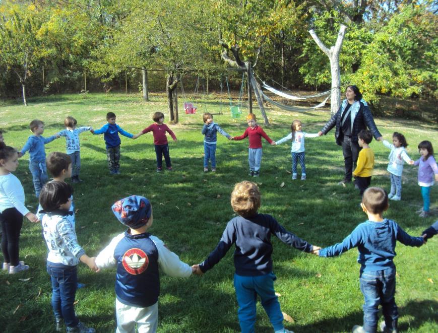 FUORI: INCONTRO TRA NATURA E BAMBINI Se pensiamo al fuori come ambiente educativo, allora uscire non è un evento casuale o limitato alla situazione di bel