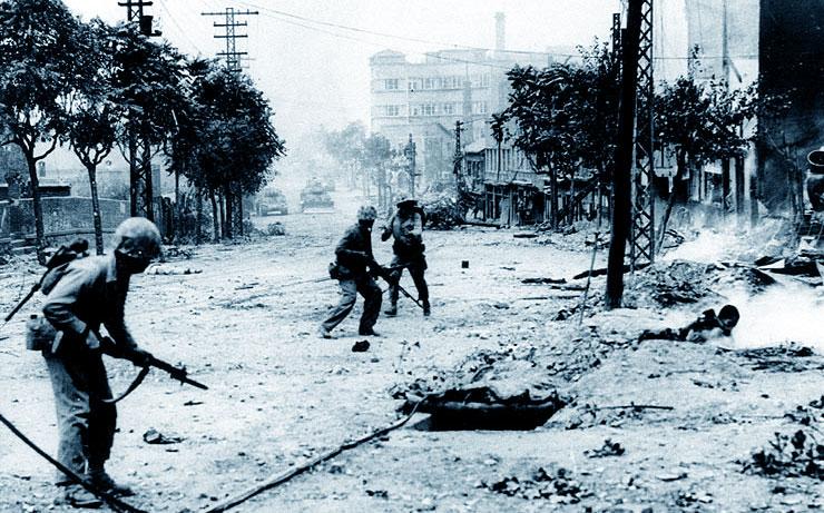 Nessuno I solda, nella strade, le finestre delle case sbarrate.