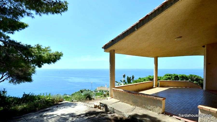 Villa Delfino A Torre delle Stelle, a 100 metri da Cala Delfino, vi proponiamo una villa indipendente panoramica sul mare con un bel giardino.