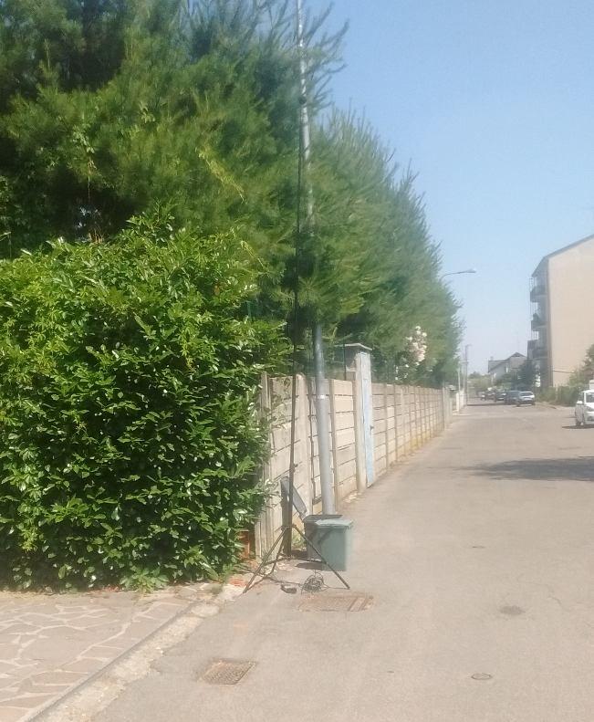 Il fonometro posizionato lungo la via, dista circa 30 metri dall incrocio con Via Don Luigi Sturzo con microfono alla quota di circa 4,0 metri dal piano stradale.